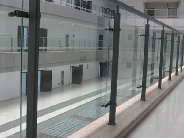 玻璃陽(yáng)臺(tái)護(hù)欄