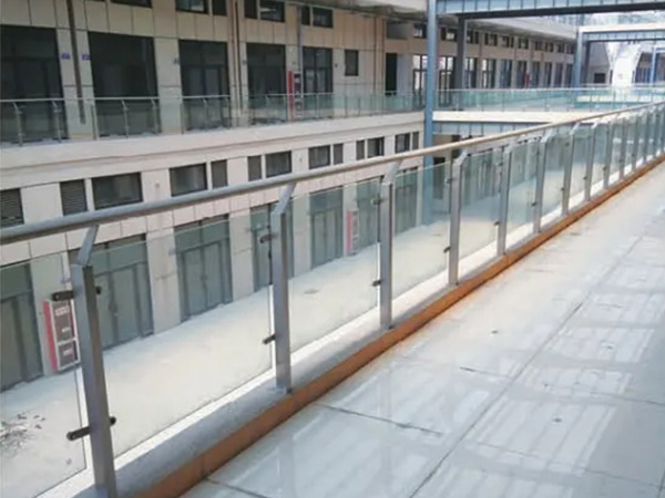 玻璃陽(yáng)臺(tái)護(hù)欄