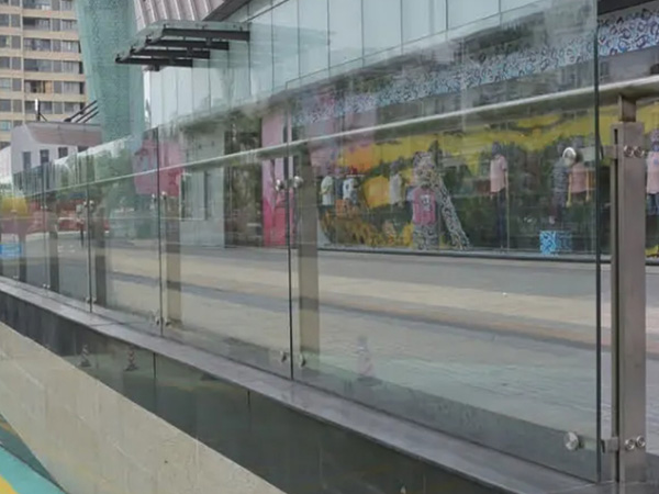 玻璃陽(yáng)臺(tái)護(hù)欄